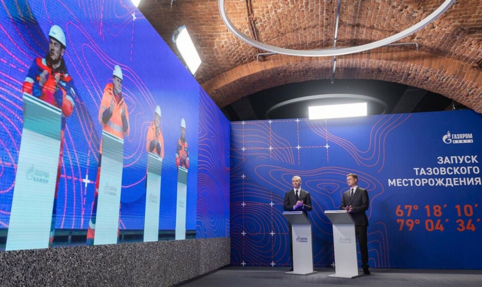 Aleksandr Dyukov (left) officially launches producton of the Tazov field. On site was also Deputy Prime Minister Aleksandr Novak. Photo: Gazprom Neft