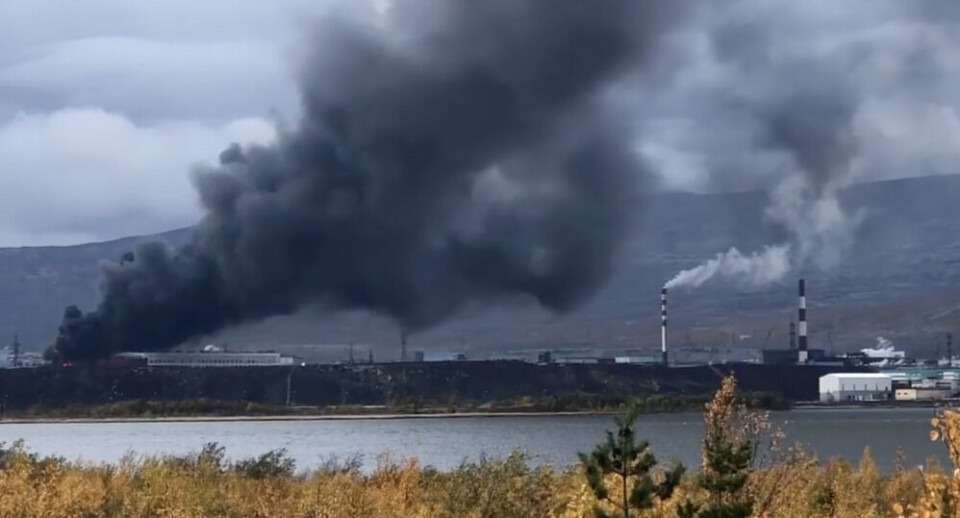 The fire is at the nickel electrolysis workshop, part of the larger industrial facilities of Kola Mining and Metallurgical Company (Kola MMC) in Monchegorsk. Photo from social media