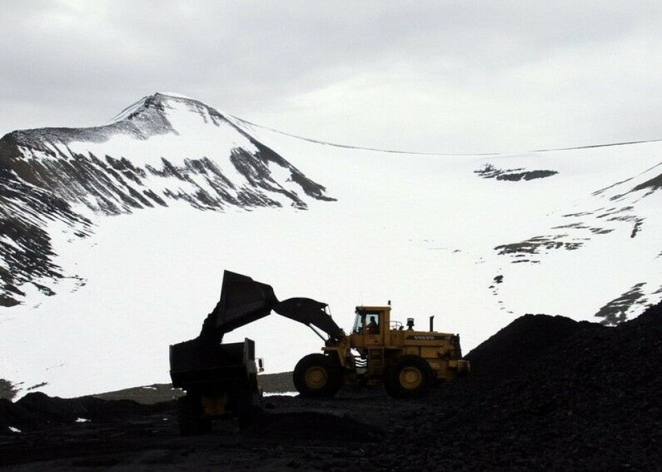 Coal-piles at Svea. Photo: Thomas Nilsen