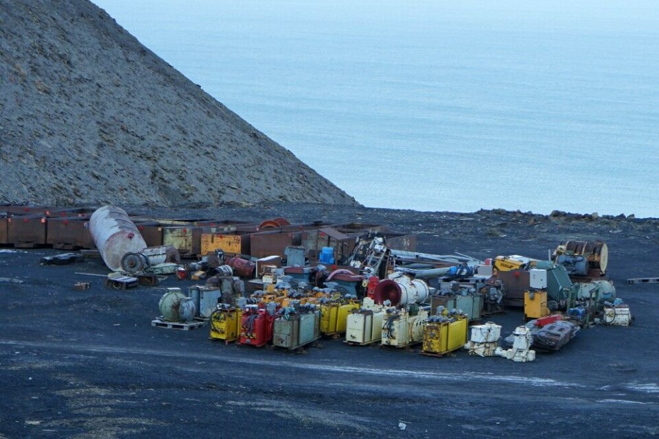 A lot of old machineries and electrical equipment must be removed. This waste-storage from outside Mine 3 near Longyearbyen. Photo: Thomas Nilsen