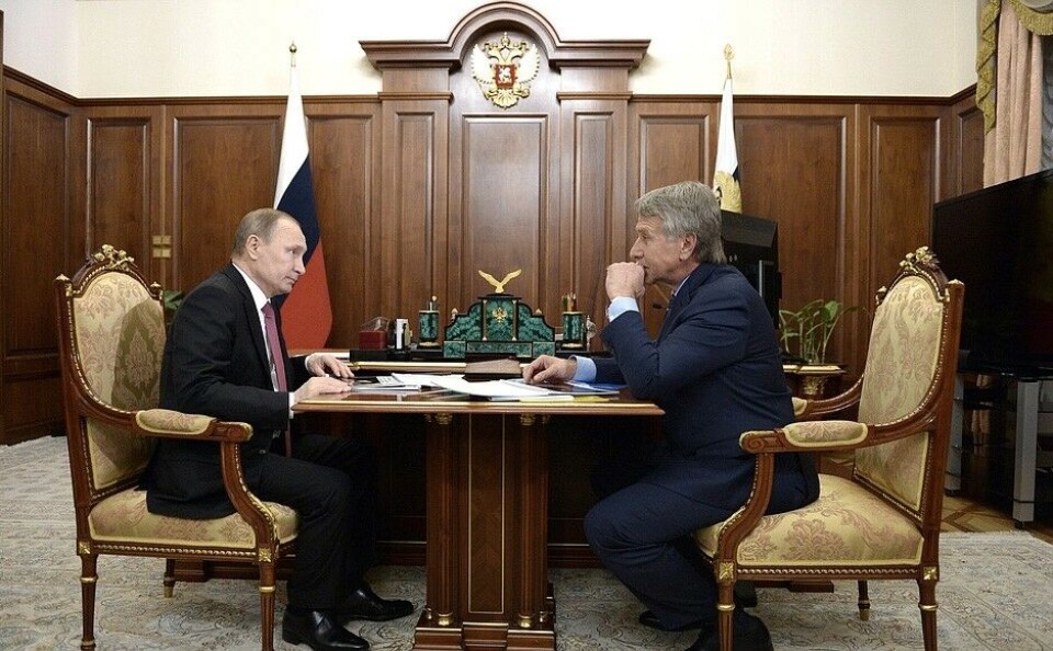 Novatek CEO Leonid Mikhelson presents the Yamal LNG to President Putin. Photo: Kremlin.ru