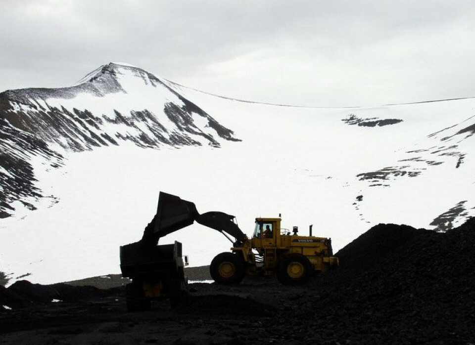From the days of coal mining at Svea with a glacier in the background. Thomas Nilsen