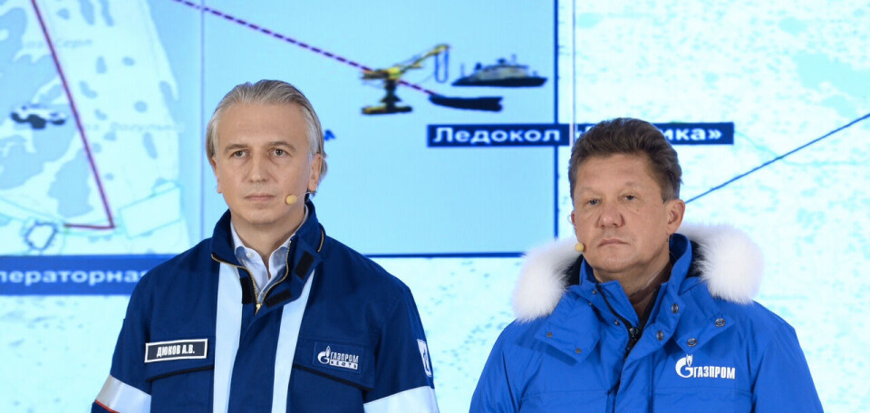 Aleksandr Dyukov and Aleksey Miller talk with Vladimir Putin ahead of the launch of the terminal. Photo: Gazprom-Neft.ru