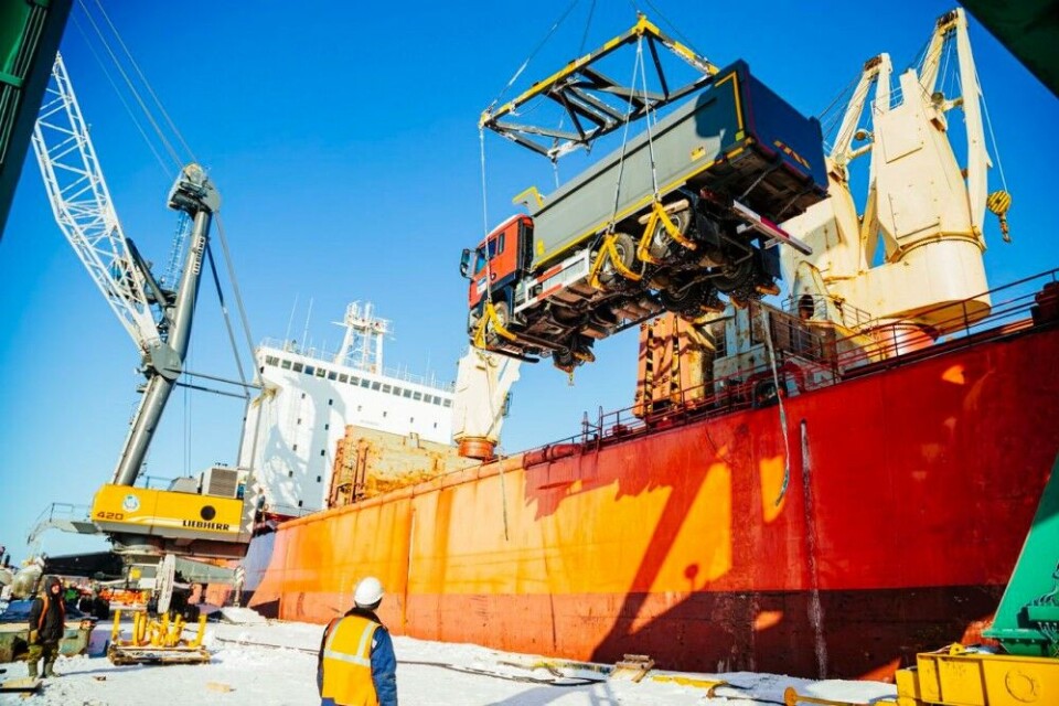 The Yuri Arshenevsky loads equipment for the new coal mine in Taymyr. Photo: Ministry of Far East and Arctic
