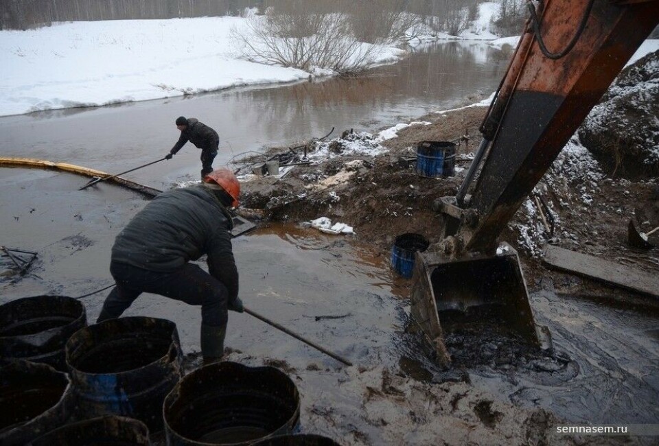More spilled oil in more Komi rivers. Photo: Maksim Polyakov, 7x7-journal.ru