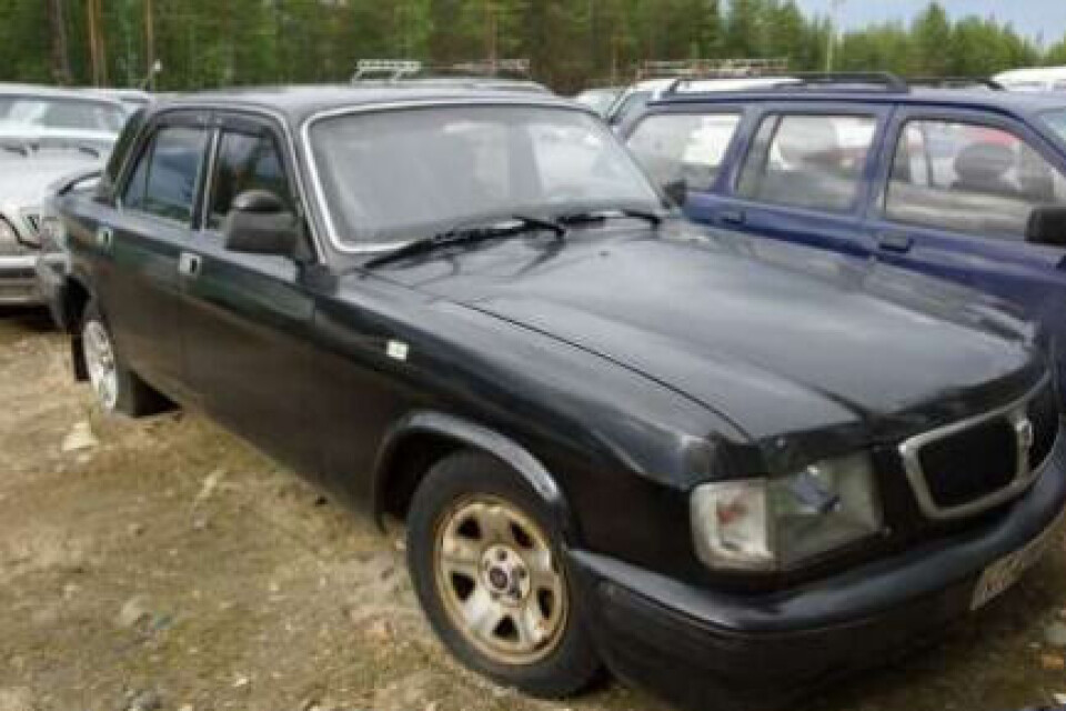 There are three black GAZ -Volga among the cars parked at Salla border checkpoint. Photo: Finnish Customs