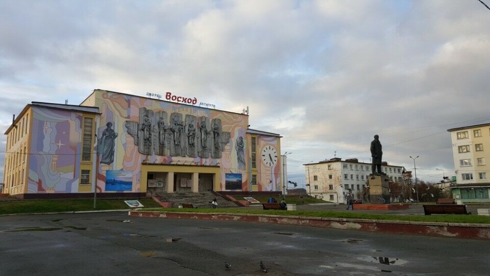 Town square in Nikel with Lenin looking out. Photo: Thomas Nilsen