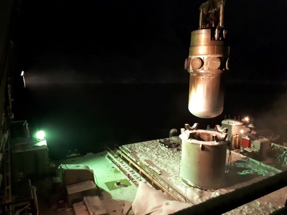 One of the two reactors being lifted out of the icebreaker. Photo: Nerpa shipyard