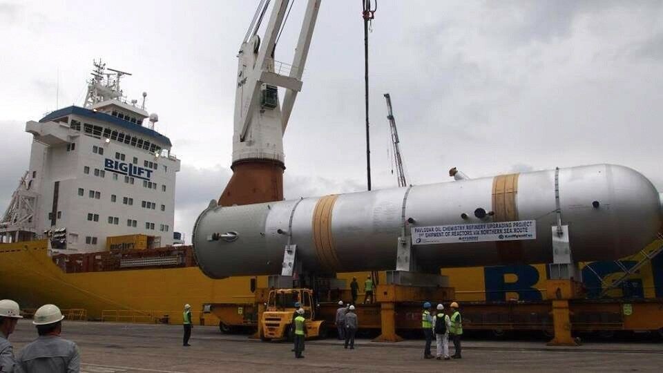 Heavy lift ship 'Happy Dover' loading chemical reactors destined for Kazakhstan. Photo: facebook.com/russiatradeKR/