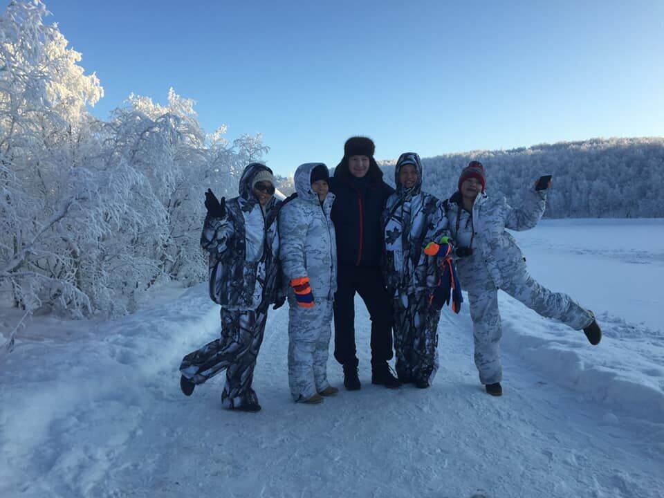 Sergey Arzumanov (middle) with a happy group of Asian tourists outside Murmansk. Photo: Sergey Arzumanov / Facebook