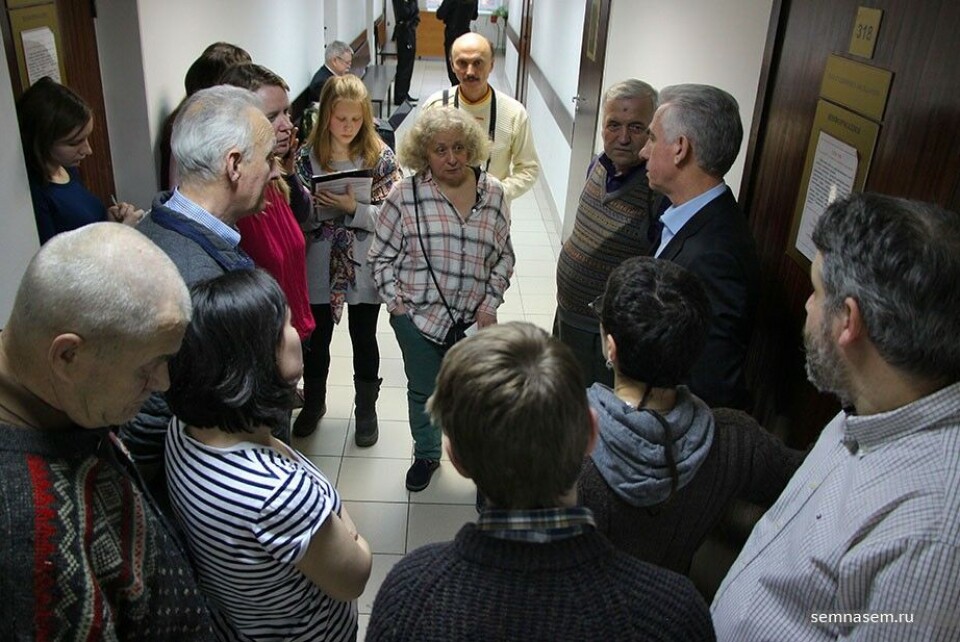 Lawyer Viktor Anufriev speaks with supporters of Yuri Dmitriev. Photo: Anna Yarovaya, 7x7-journal.ru