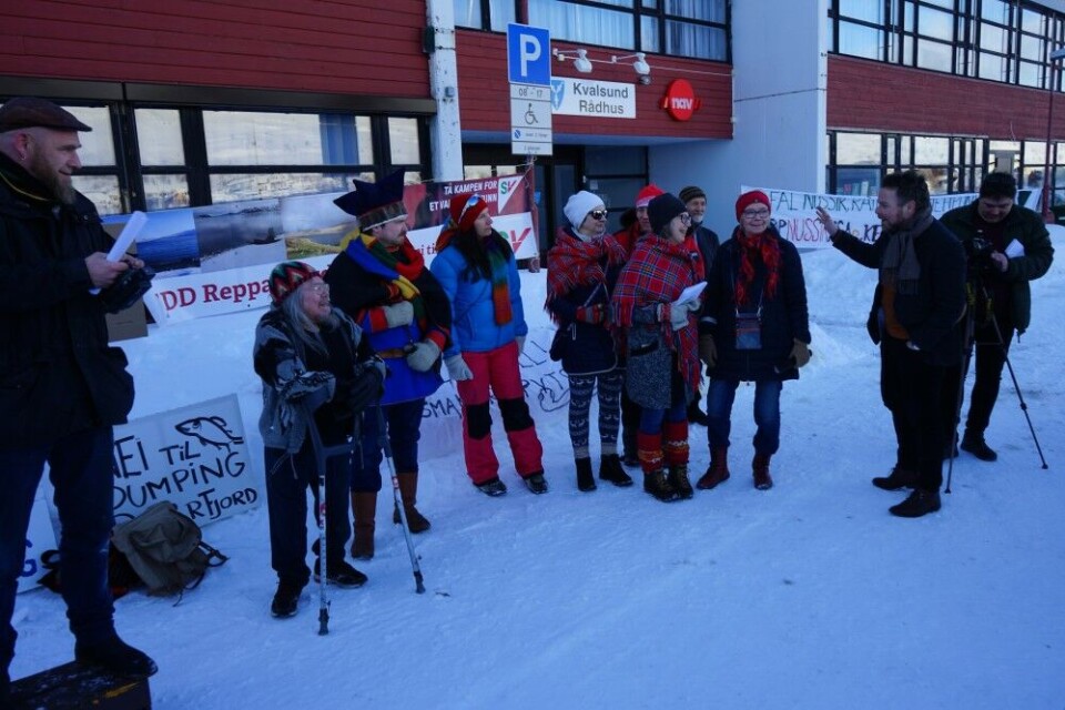 In northernmost Norway, the Repparfjord mining project has triggered controversies. These people protested when minister Torbjørn Røe Isaksen (to the right) visited Kvalsund municipality. Photo: Thomas Nilsen