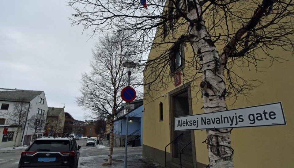 The street outside Russian Consulate General in Kirkenes was Friday morning 'renamed' in honour of Aleksei Navalny. Photo: Thomas Nilsen