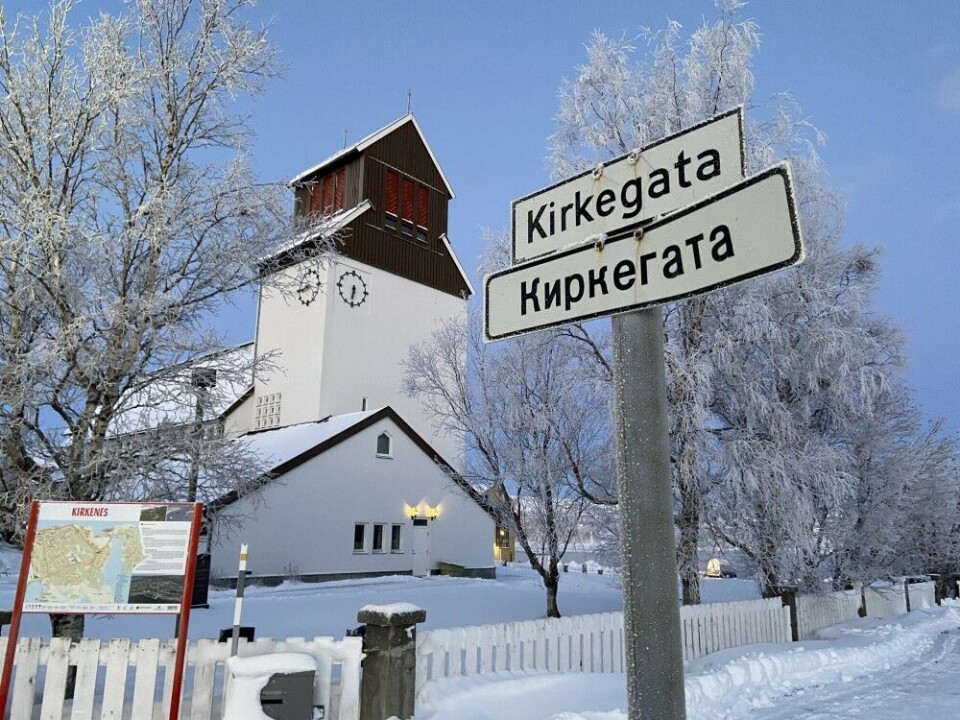 Kirkenes has dual language street signs in Norwegian and Russian. Fears of Putin’s totalitarian regime and his war against Ukraine now shatter cross-border ties. Photo: Thomas Nilsen