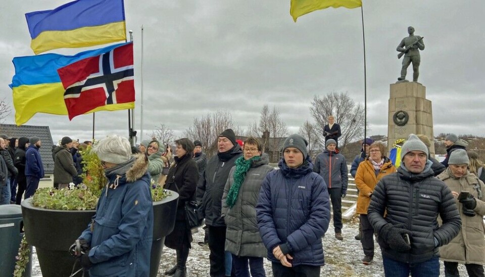 People turned their back to Russia's Consul General Nikolai Konygin as he gave his speech at the liberation monument in Kirkenes. Photo: Thomas Nilsen