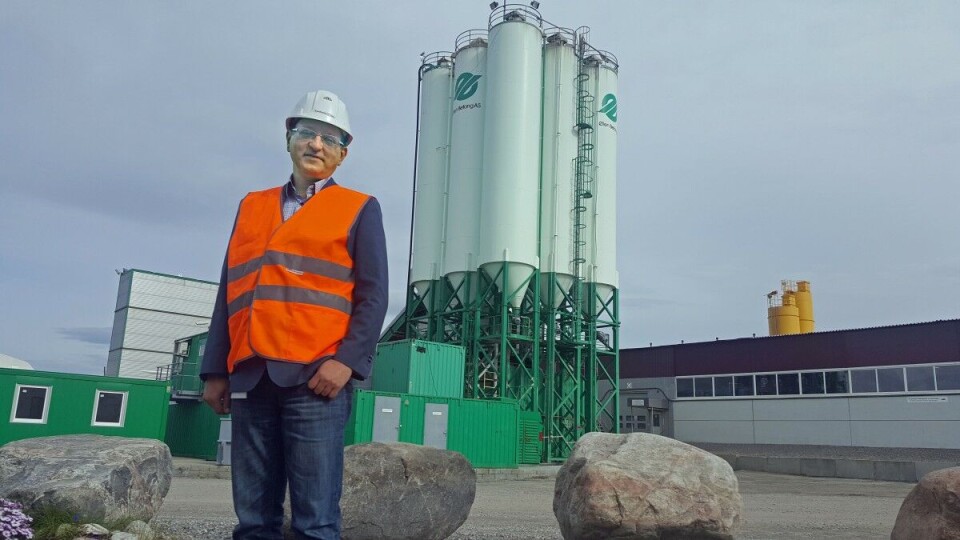 Alexei Koudrenko is operation production leader. The green barracks in behind is a new facility where Ølen Betong in cooperation with Novatek will test qualities of light-weight aggregates. Photo: Thomas Nilsen