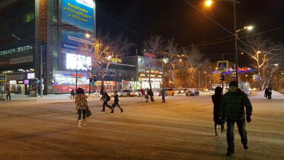 'Apartments in St. Petersburg and Moscow' reads the huge advertisement poster on the wall on towards Prospekt Lenina, the main street in Murmansk. Photo: Thomas Nilsen