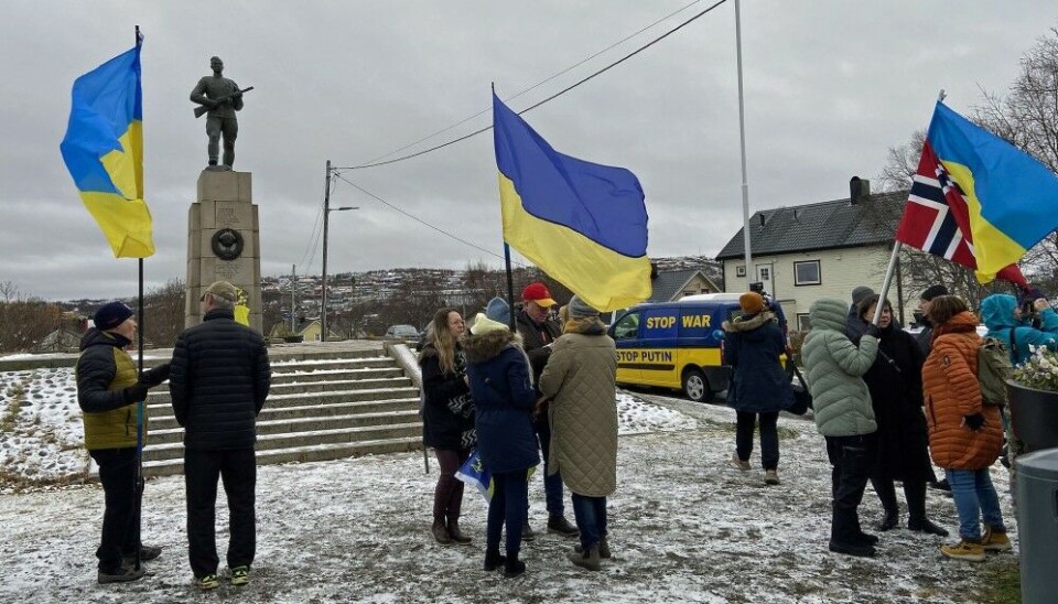 Anton Kalinin has painted “Stop War - Stop Putin” on his Ukrainian-colored car. Photo: Thomas Nilsen