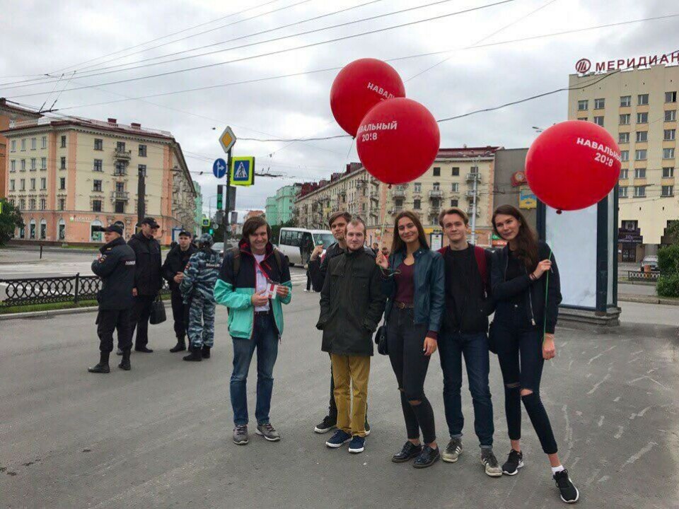 Activists detained in Murmansk. Photo: vk.com/teamnavalny_mur
