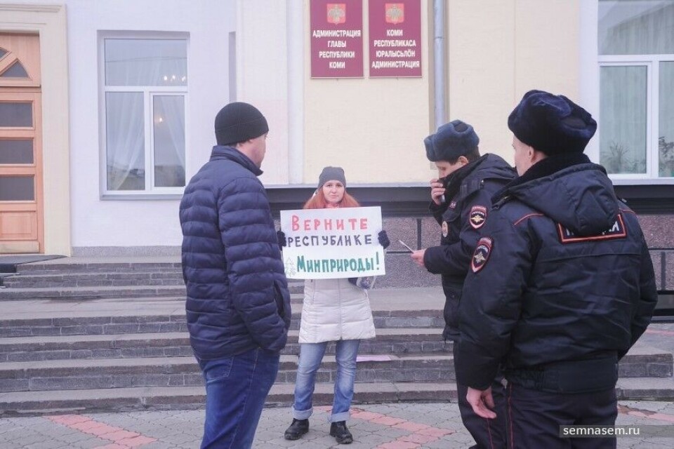 Police detains Nina Ananina in front of Komi government building in Syktyvkar. Photo: Maksim Polyakov, Semnasem.ru