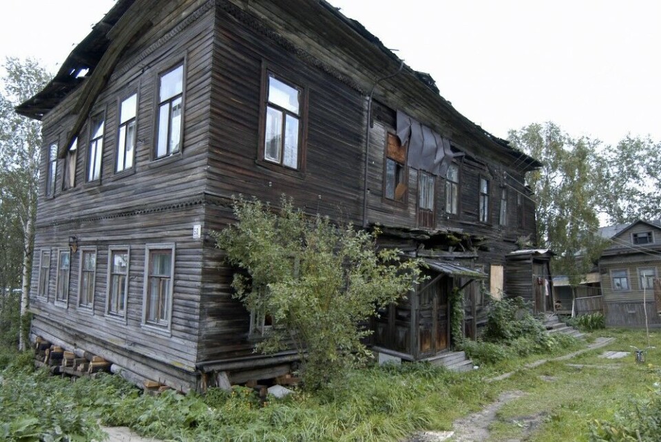 This is one of several old wooden houses in bad shape in Arkhangelsk. Photo: Thomas Nilsen