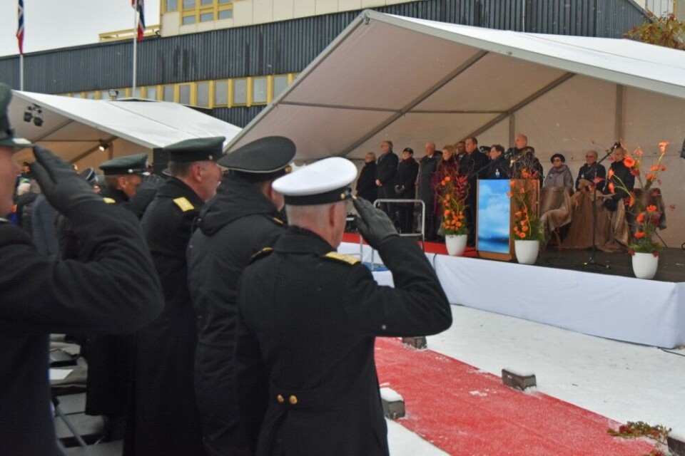 Norwegian and Russian top military officers pay tribute to the Soviet soldiers participating in the liberation of Kirkenes in October 1944. On stage is foreign ministers Sergey Lavrov and Ine Eriksen Søreide, King Harald V and Prime Minister Erna Solberg, among others. Photo: Thomas Nilsen