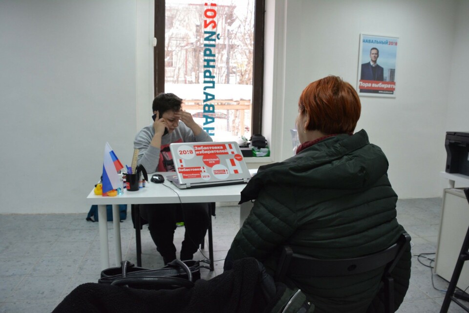 This woman is desperate as police is trying to detain her son. Photo: Atle Staalesen