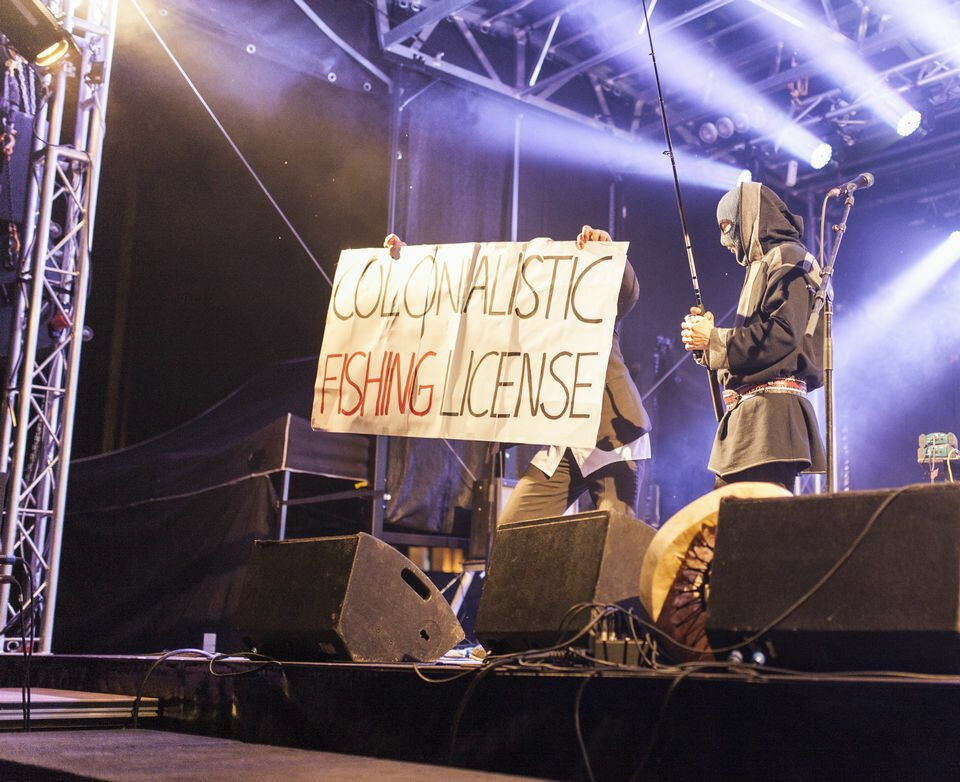 In its performance at the 2016 Indigenous Music Festival Ijahis Idja, Niillas Holmberg’s band Ylva protested against the new Deatnu River Fishery Agreement, supporting the fishing rights of Sámi. Photo: Jonne Järvinen / Yle