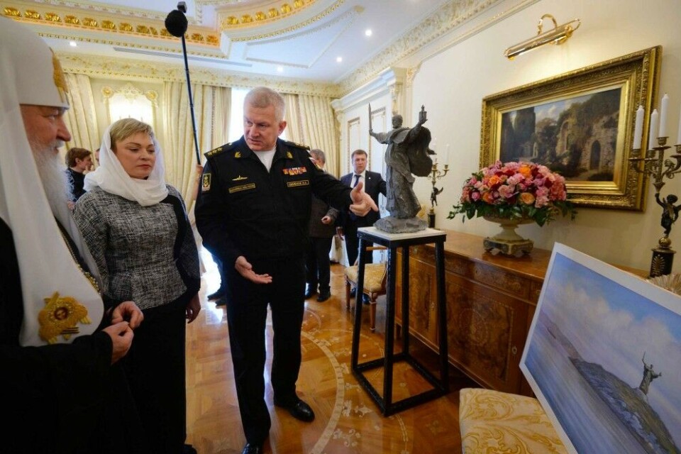 Northern Fleet Head Commander Nikolay Yevmenov and Murmansk Governor Marina Kovtun present their new initiative to Patriarch Kirill. Photo: patriarchia.ru