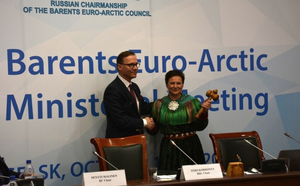 Kainuu’s Timo Korhonen hands over the Barents club to Ragnhild Vassvik. Photo: Atle Staalesen