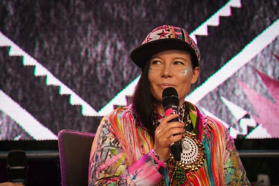 Саамская художница и активистка Йенни Лайти. Фото: Веса Топпари / Yle