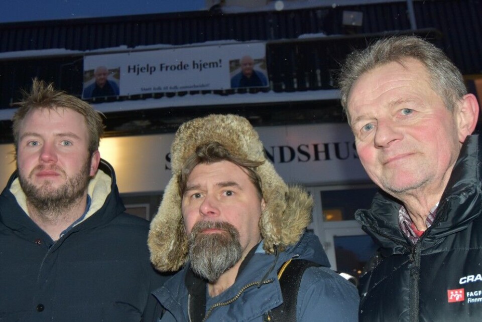 'Help Frode home!' reads the banner. Support team members in Kirkenes Torbjørn Brox Webber (left), Robert Nesje and Øystein Hansen. Photo: Thomas Nilsen