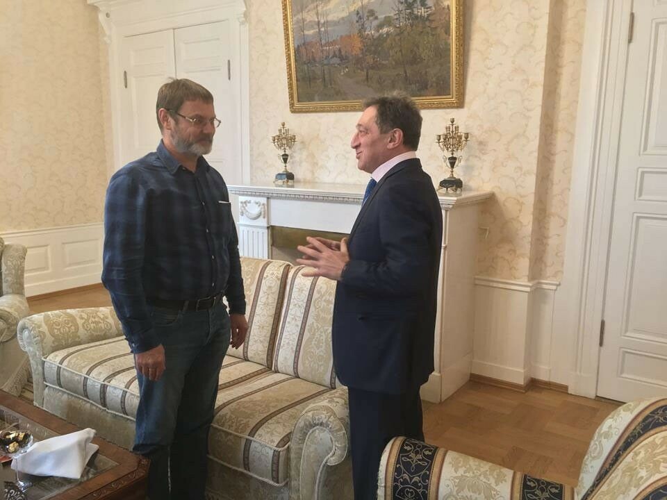 Mikhail Bochkarev (left) meets with Russian Ambassador to Norway Teymuraz Ramishvili after his release from jail. Photo: norway.mid.ru