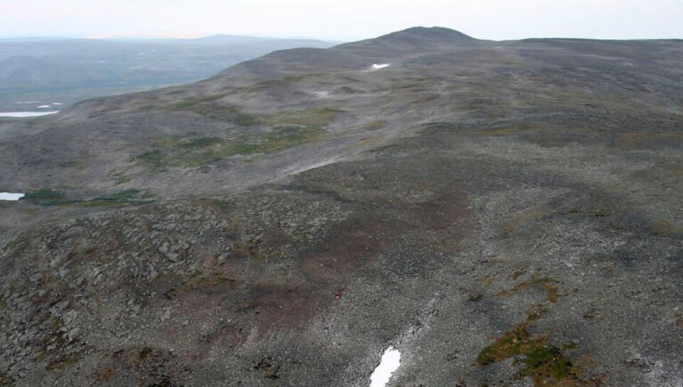 The crashed red gyrocopter can bee seen in the mountain up left from the snow. Photo: Lapin poliisilaitos / Police in Lapland