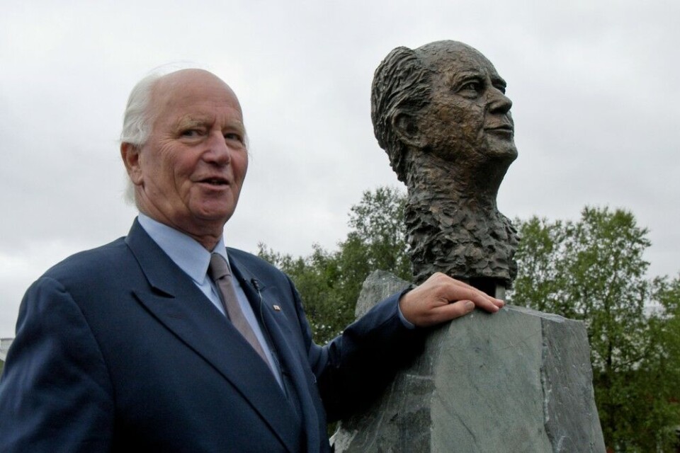 Thorvald Stoltenberg at the unveiling of the bust of him in Kirkenes 2006.Photo: Thomas Nilsen