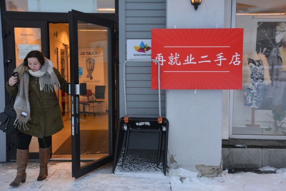 Local shops in Kirkenes have got lightboxes in Chinese. Photo: Atle Staalesen