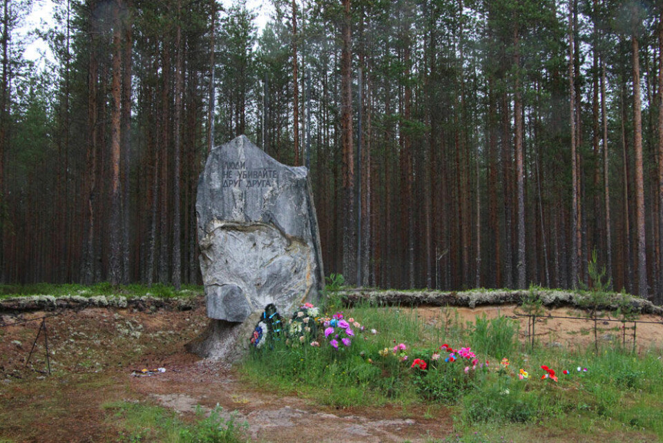 “People, don’t kill eachother”, says the monument in Sandarmokh. Photo: Anna Yarovaya
