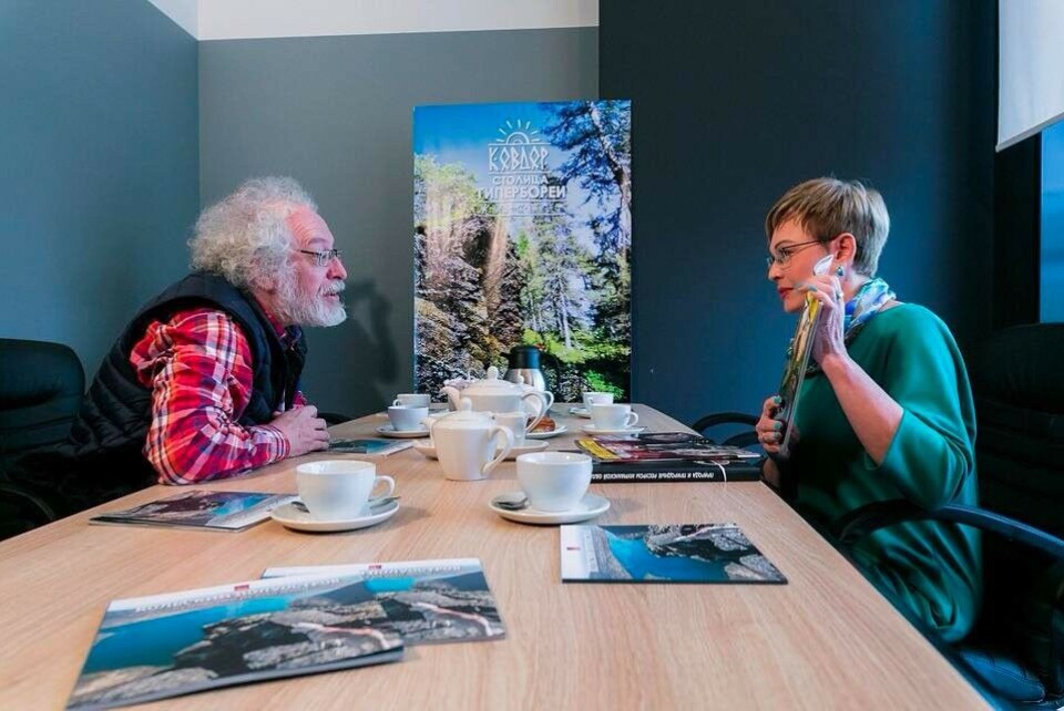 Marina Kovtun presents the local Hyperborea to journalist Aleksey Venediktov. Photo: gov-murman.ru