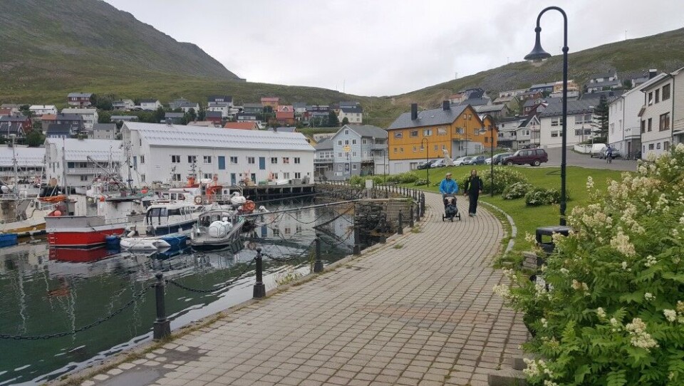 Less people along the harbor promenade in Honningsvåg, Norway's northernmost town. Photo: Thomas Nilsen