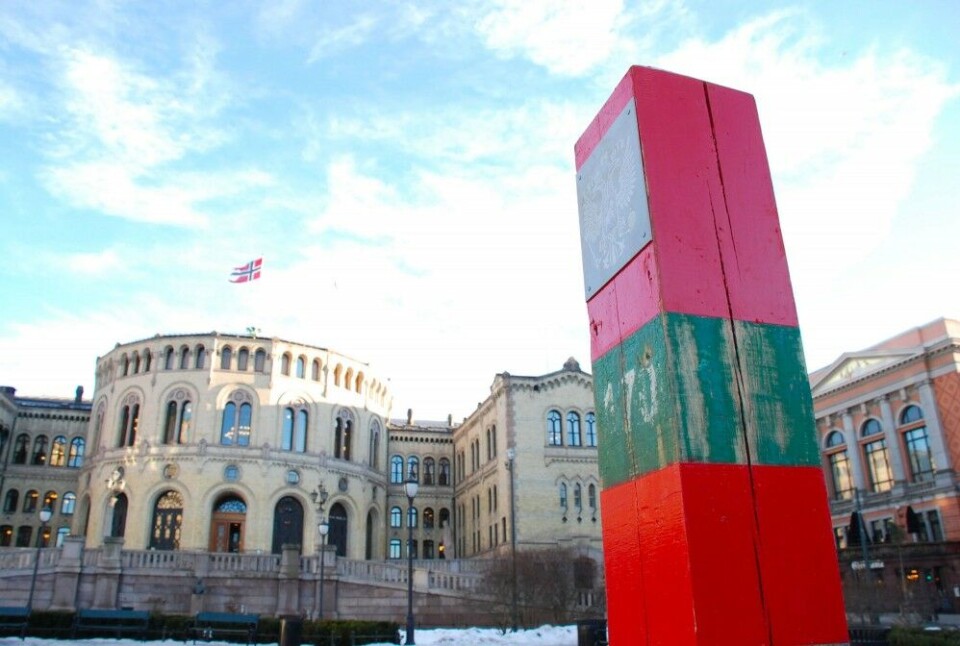 In 2011, Norwegian and Russian border poles were erected in downtown Oslo as part of an art project. Including in front of the Norwegian Parliament, the Storting. Photo: Atle Staalesen