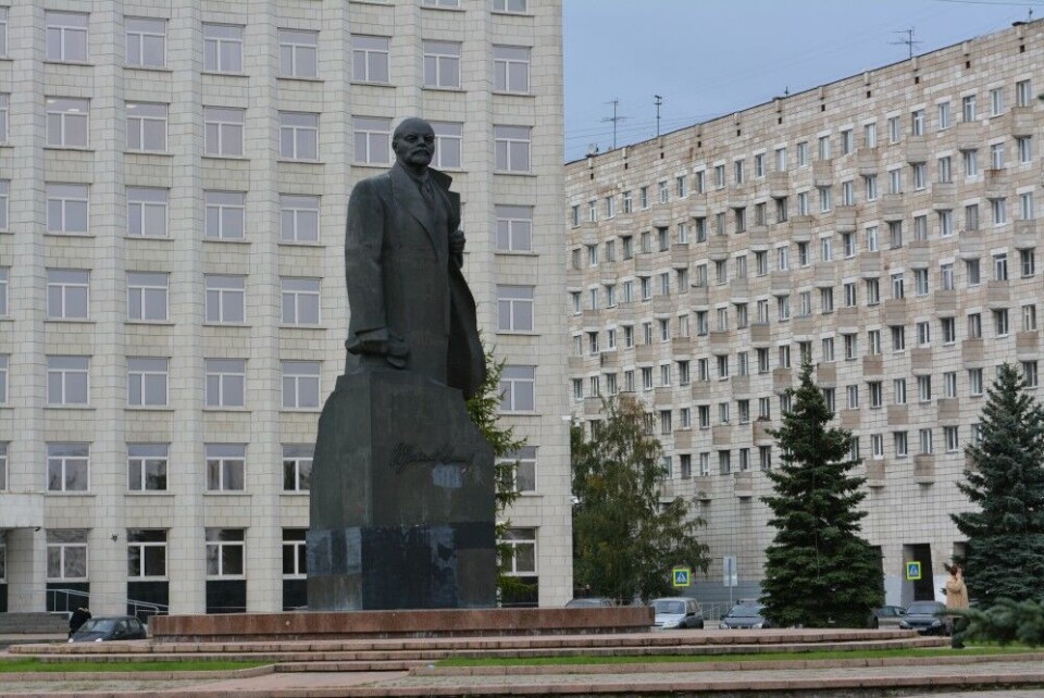 Maybe this Lenin statue in Arkhangelsk is the largest in the Barents Region? You find it on the central square with the city administration in the back and the regional parliament across the street. Photo: Thomas Nilsen