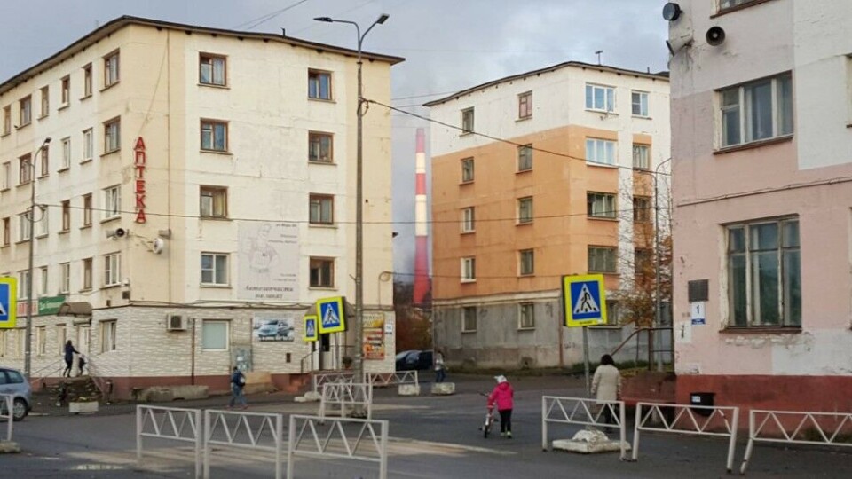 Apartment buildings in the centre of Nikel. Photo: Thomas Nilsen