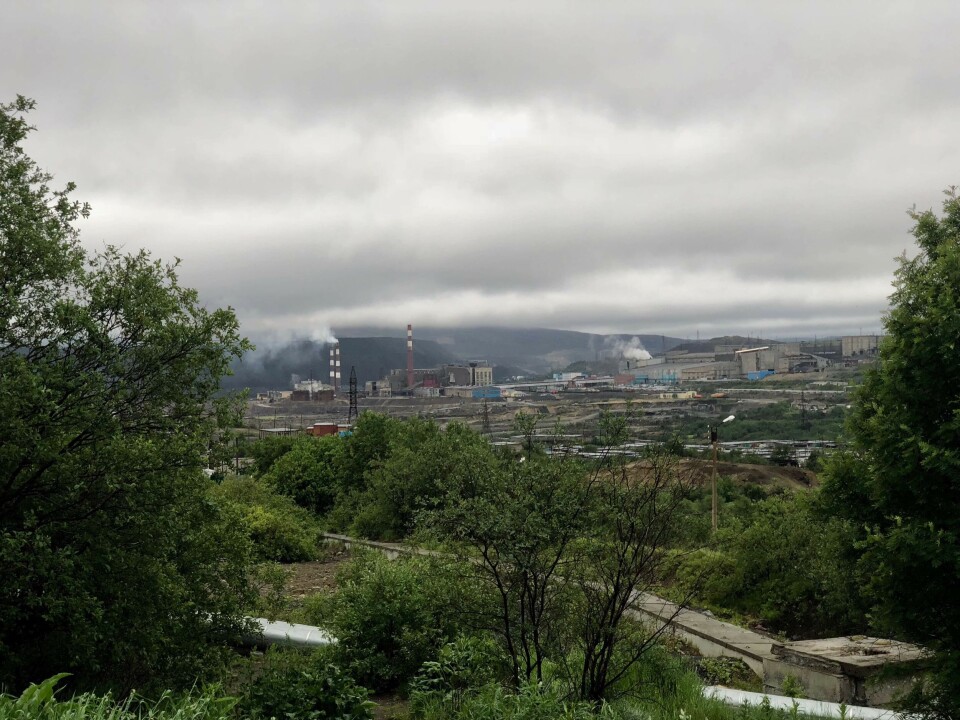 AT EACH ONE’S OWN SIDE: People do not want any confrontation and Norway is definitely not a strong country, so there is no danger there, says Sergey Gabinet from Zapolyarny. Here, the mining plants outside the town. Photo: Birgitte Wisur Olsen