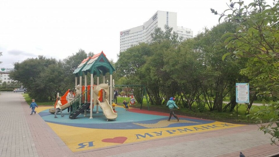 “I love Murmansk” reads the text painted on this playground. Kids will not be allowed to attend the Victory Day parade. Photo: Thomas Nilsen