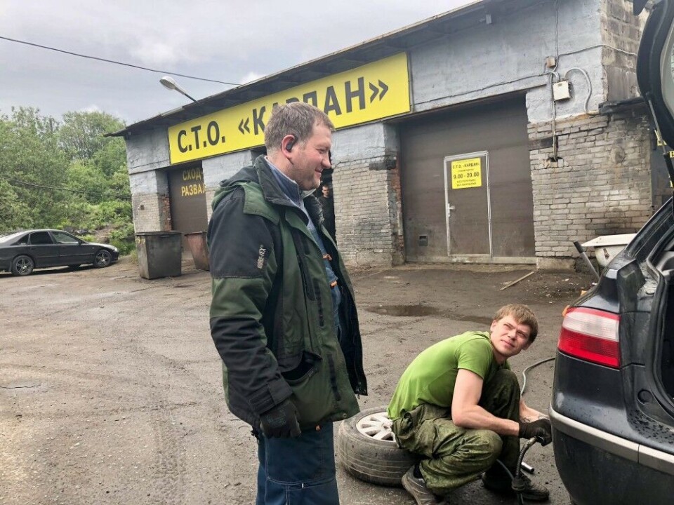 HAVING NORWEGIAN CUSTOMERS: “No problem at all. They pay and money is money,” says Yevgeny Tropin. Anatoly Miranuk changes tires and has absolutely nothing against providing service to Norwegians. Photo: Birgitte Wisur Olsen