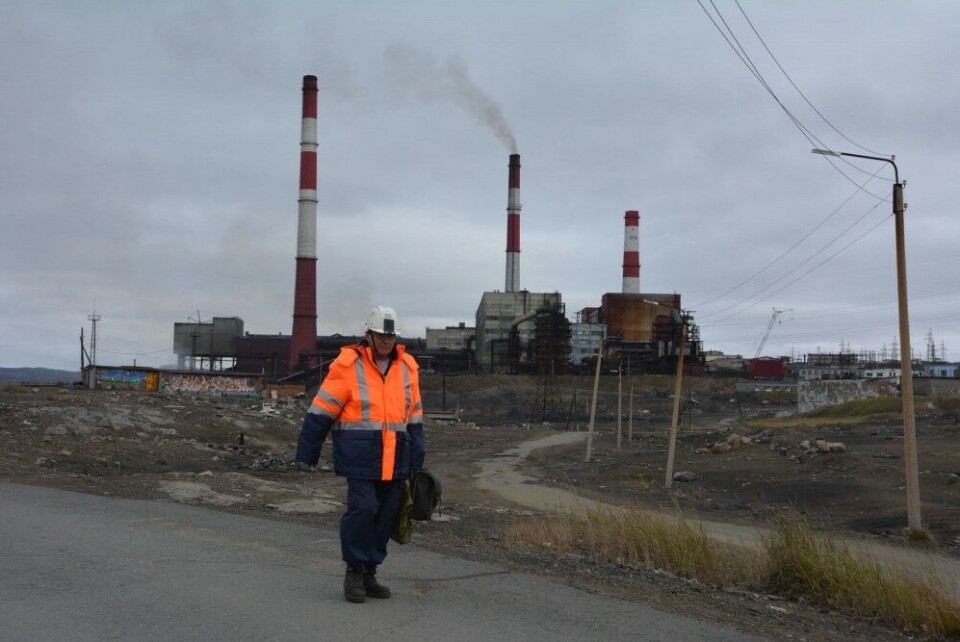 Worker at the plant in Nikel. Photo: Atle Staalesen