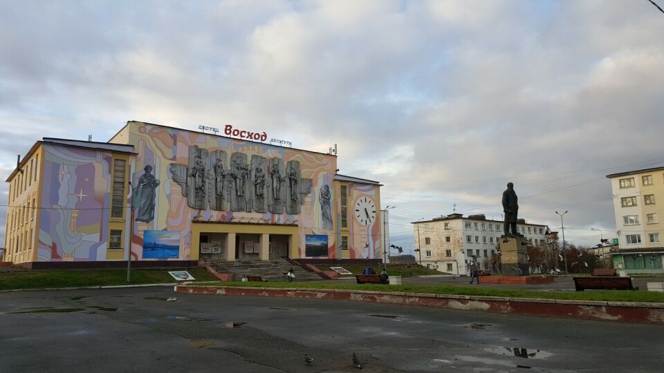Voskhod Culture House in Nikel with Lenin in front. Photo: Thomas Nilsen
