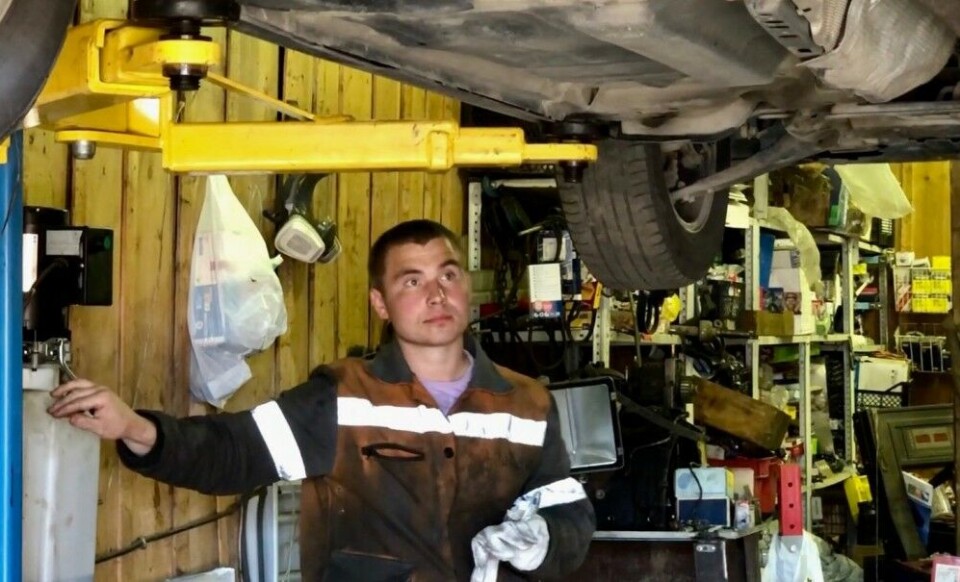 COMMON UNDERSTANDING: Car mechanic Ivan Zeykan has never has any trouble with his Norwegian customers. “Calm and understanding people,” he says. Photo: Birgitte Wisur Olsen