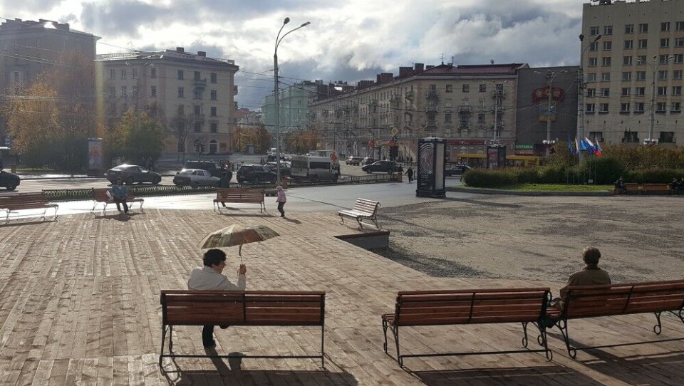 Social distancing in Murmansk city center. Photo: Thomas Nilsen