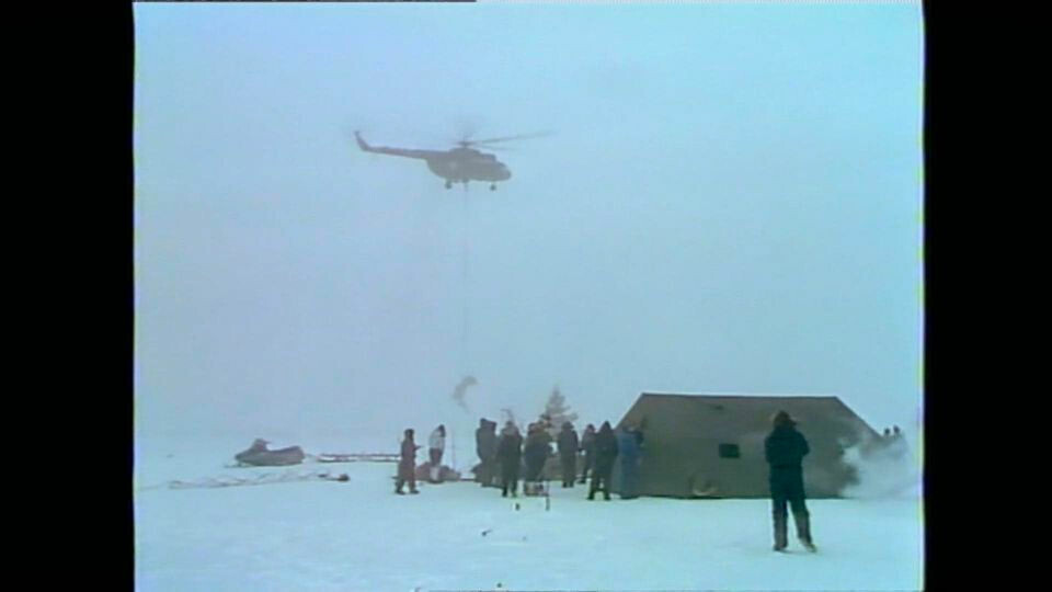 Divers looked for the missile on the bottom of Lake Inari. The remains were lifted up with a helicopter. Photo: Yle